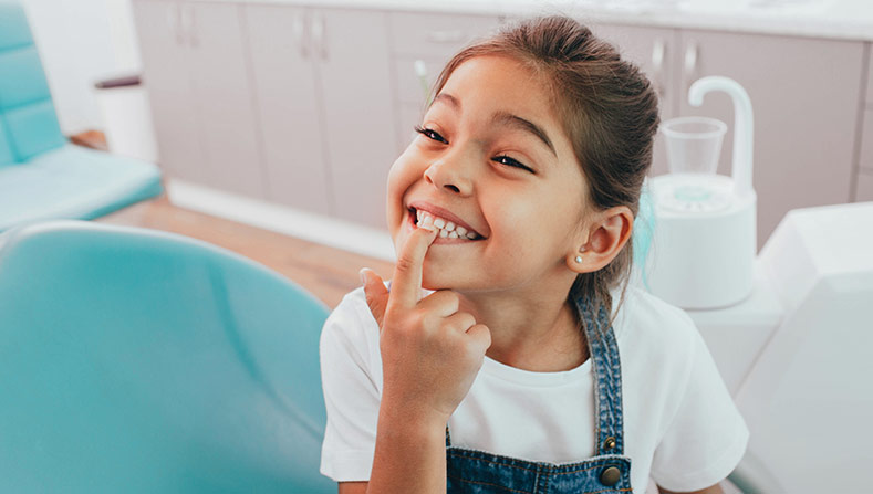 Niña en la consulta del dentista