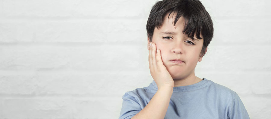 Niño con dolor de boca