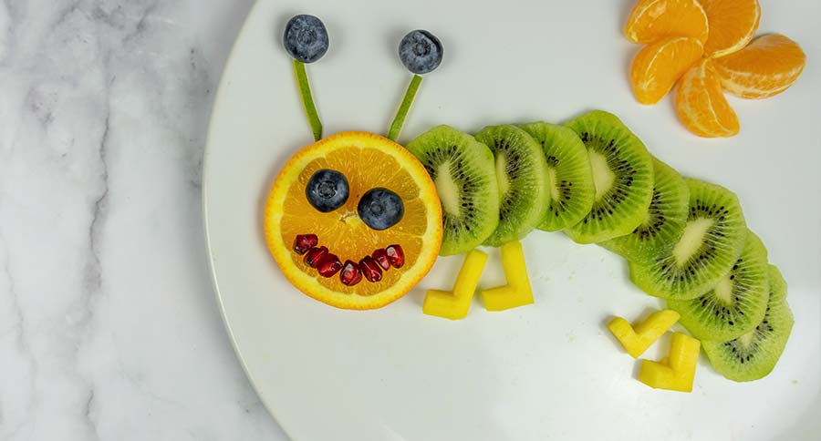 Ideas de meriendas divertidas para niños: oruga con fruta al sol
