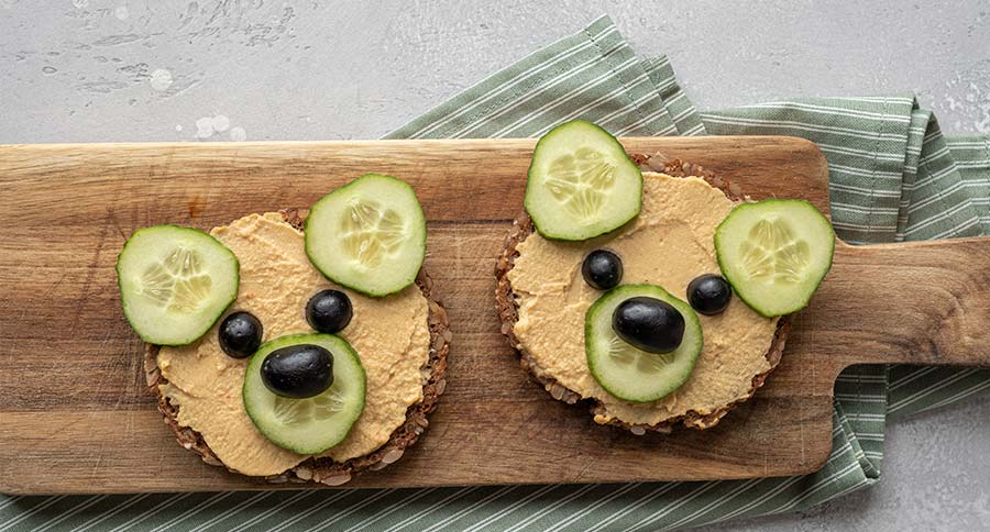 Ideas de meriendas divertidas para niños: tostadas con hummus y pepino